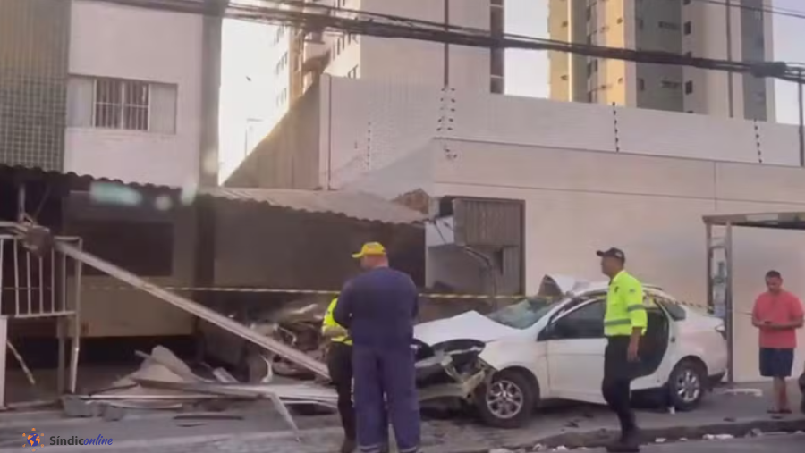 Carro derruba portão, invade garagem e bate em veículo estacionado em prédio em Olinda