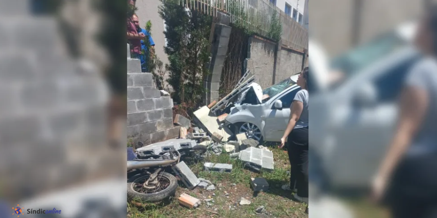 Carro 'voa' sobre avenida de PG e atinge muro de condomínio residencial