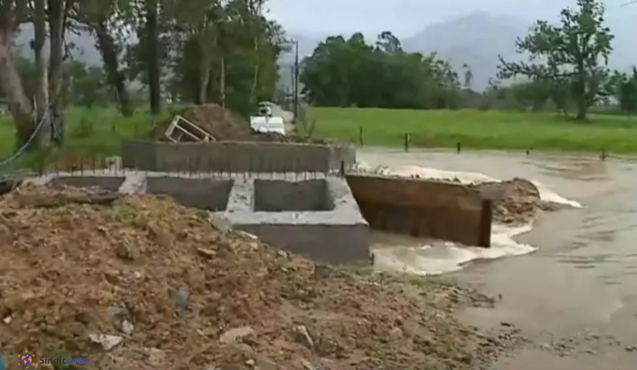 Chuva intensa deixa moradores ilhados em condomínio de Santo Amaro da Imperatriz