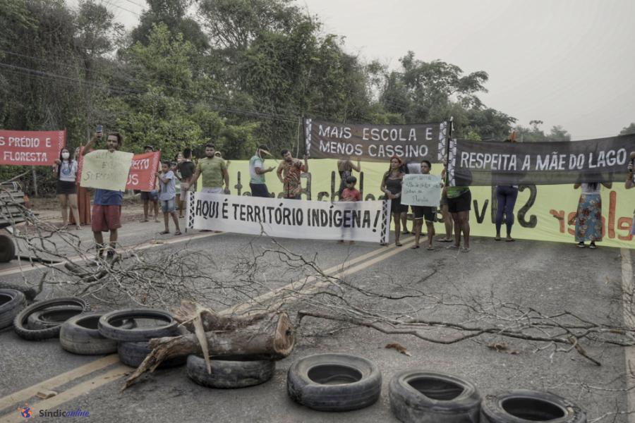 Indígenas Borari bloqueiam rodovia em Alter do Chão em ato contra condomínio de luxo